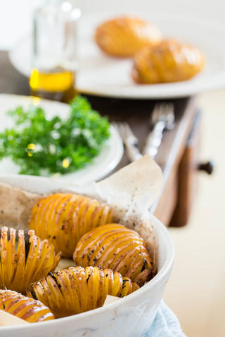 سیب زمینی تنوری با آویشن و سیر