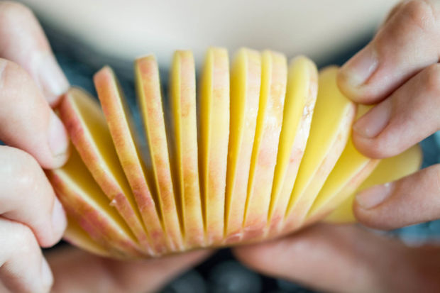 سیب زمینی تنوری با آویشن و سیر