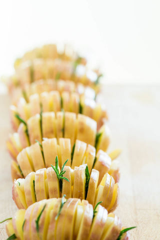 سیب زمینی تنوری با آویشن و سیر