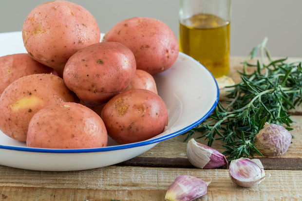 سیب زمینی تنوری با آویشن و سیر