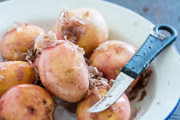 سیب زمینی تنوری با آویشن و سیر