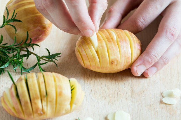 سیب زمینی تنوری با آویشن و سیر