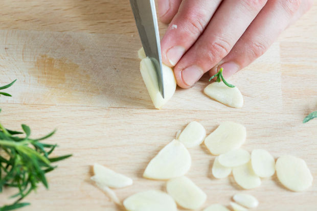 سیب زمینی تنوری با آویشن و سیر