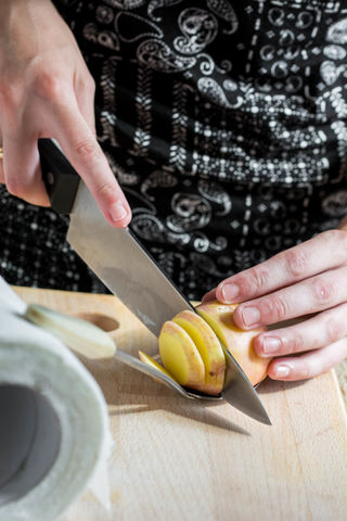 سیب زمینی تنوری با آویشن و سیر