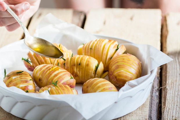 سیب زمینی تنوری با آویشن و سیر