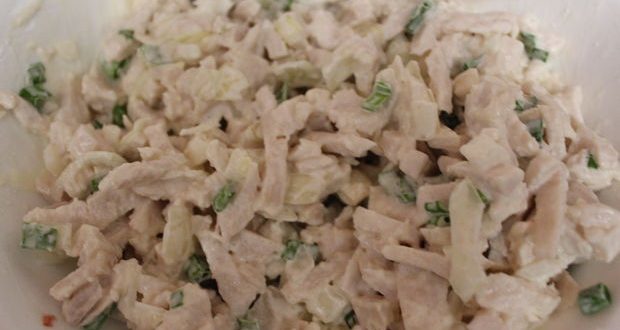 سالاد آمریکایی مرغ و پیازچه